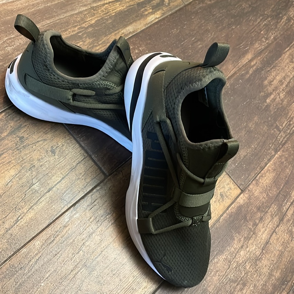 MENS PUMAS SOFT RIDE- GREEN LIKE NEW